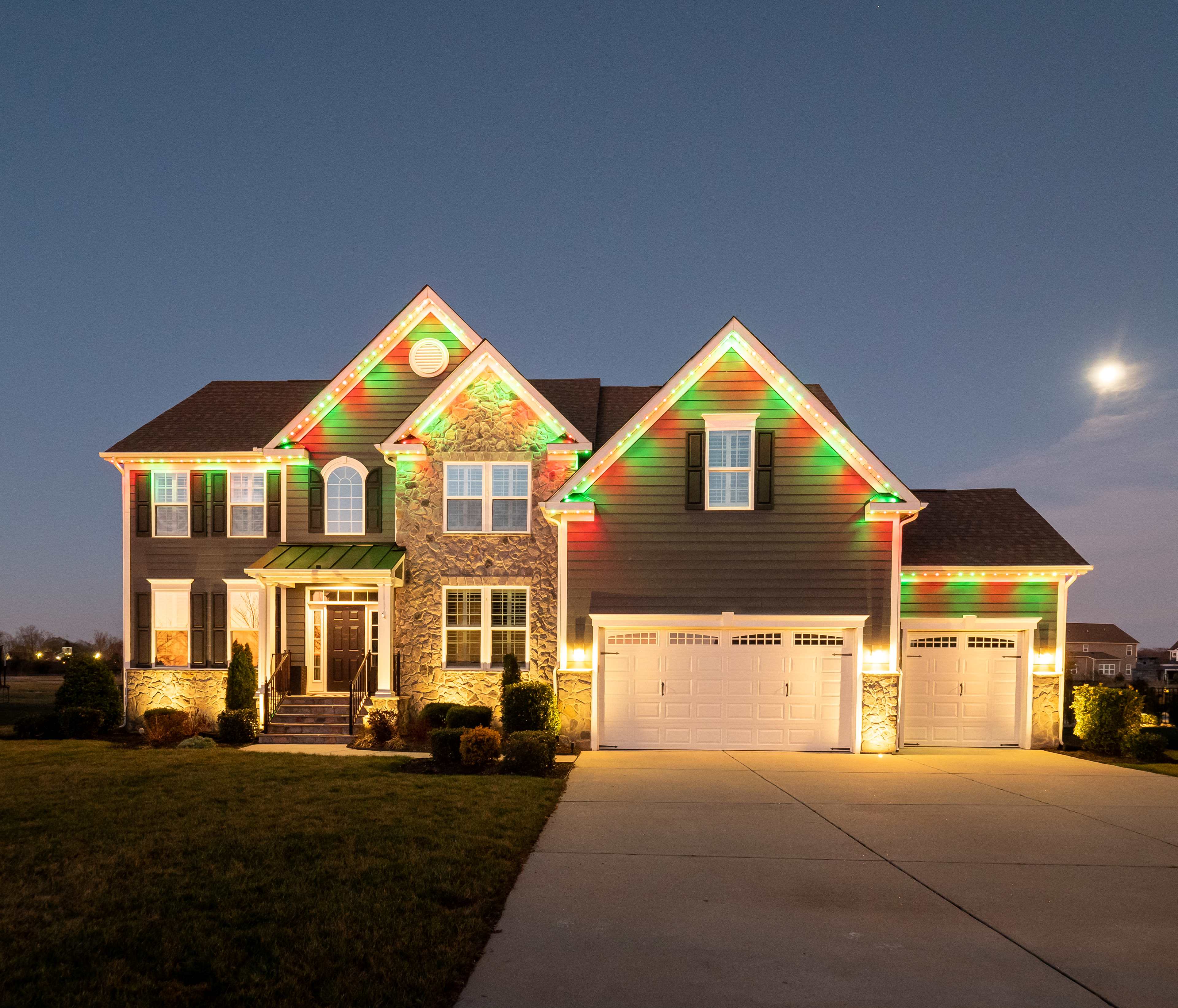 Charlottesville, VA permanent roofline lighting installation